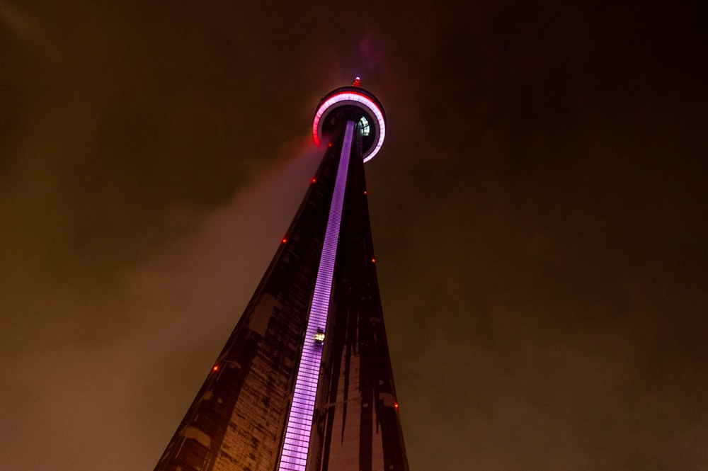 夜の塔のローアングル写真