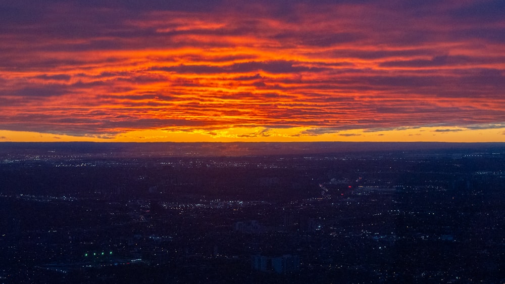 Ein Blick auf einen Sonnenuntergang aus dem Flugzeug