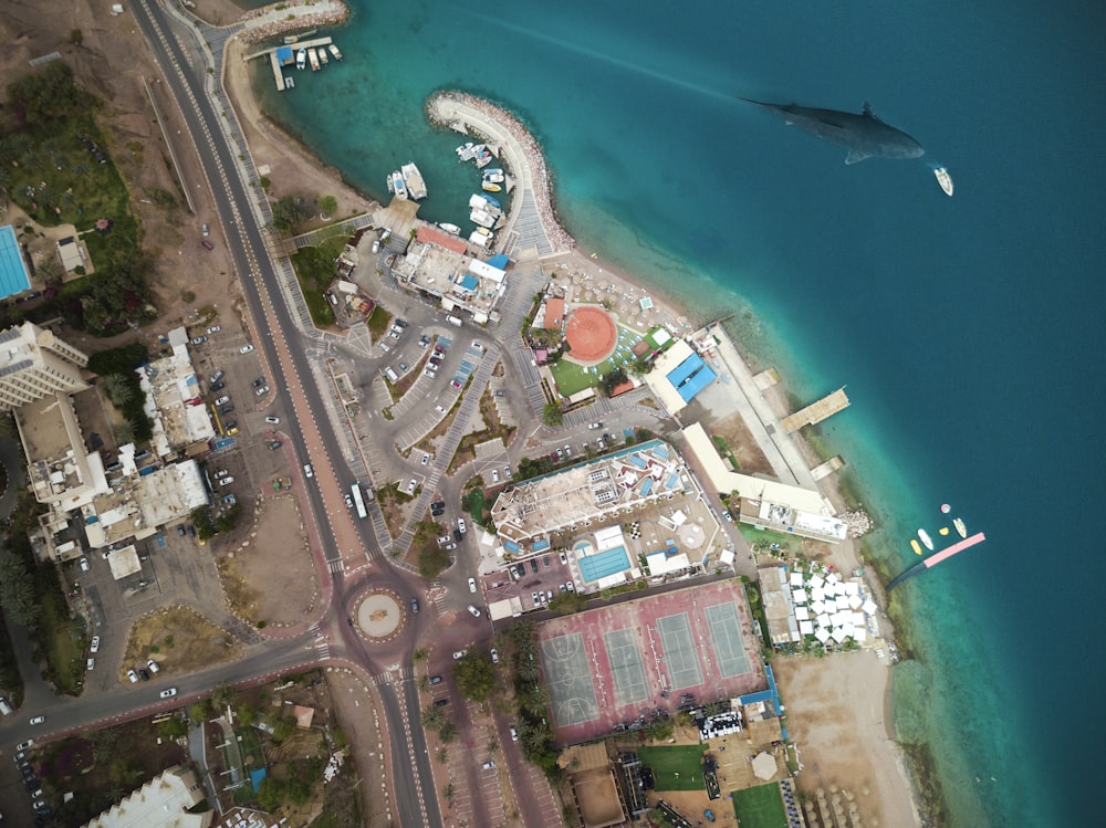 Fotografía aérea de edificios junto a la Playa Azul