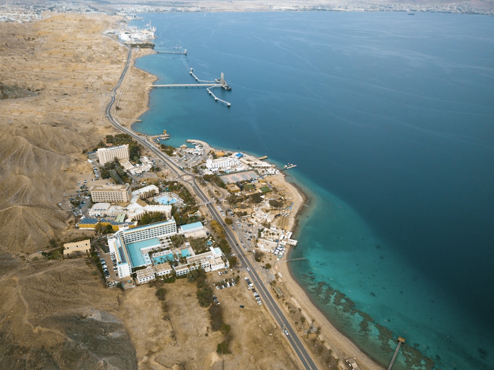 Photographie aérienne de maisons près du rivage