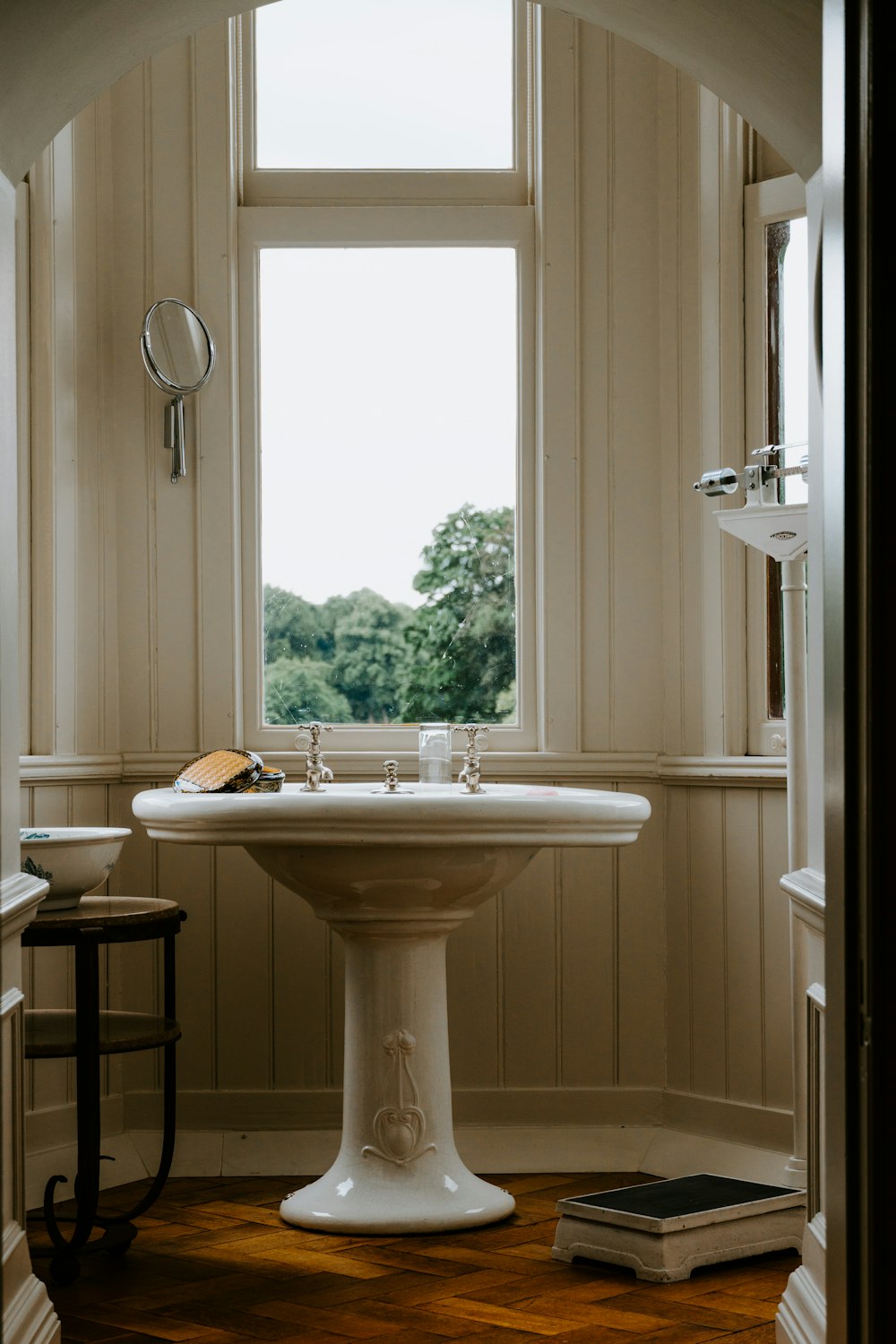 white ceramic sink