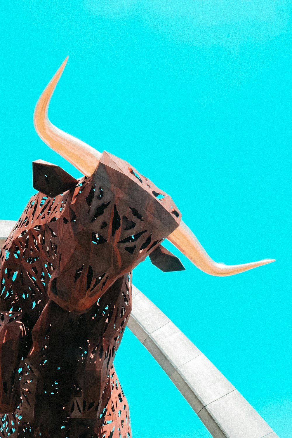 Estatua de toro de metal marrón