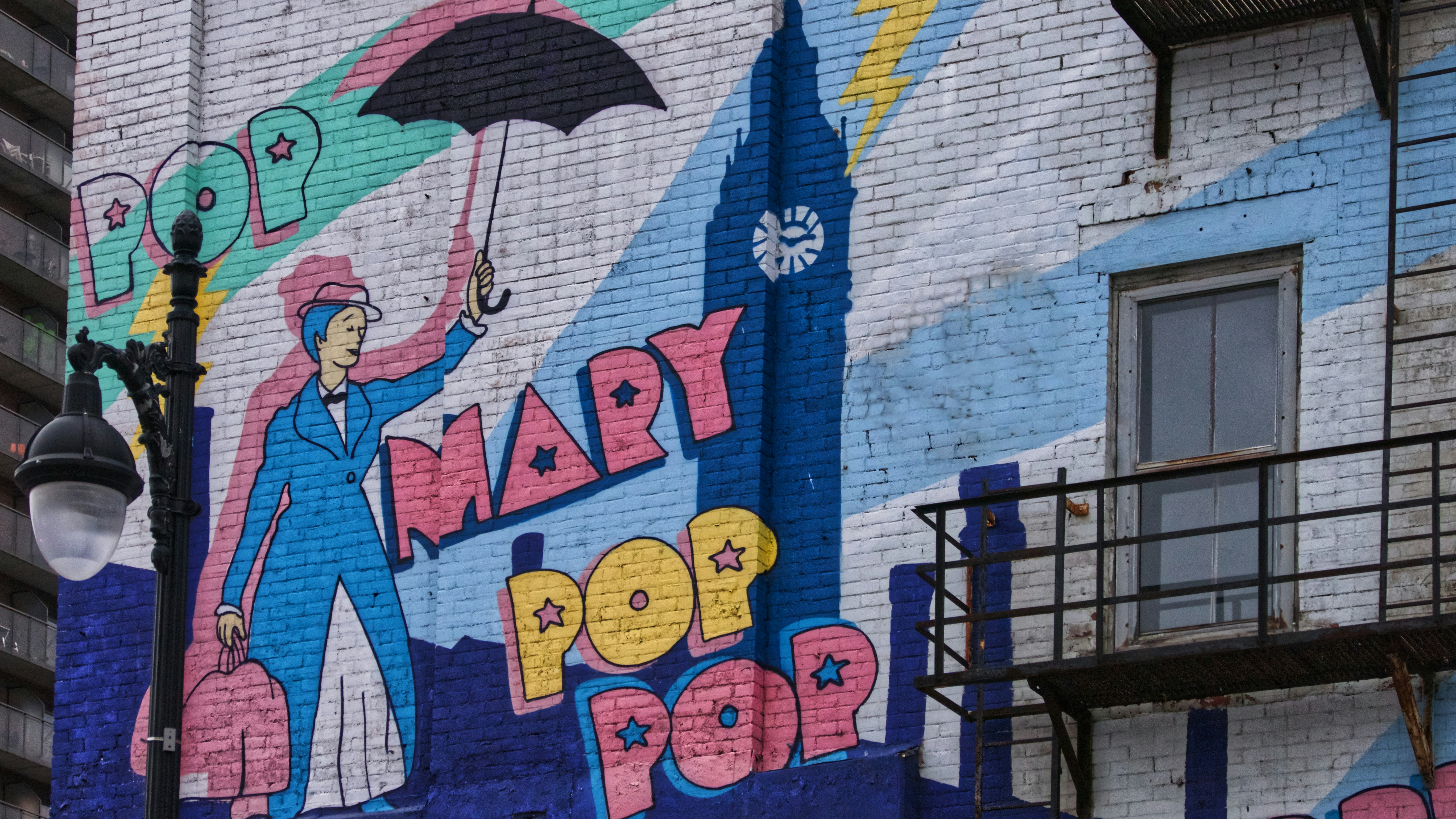 Mary Poppins - Peinture murale Rue Saint-Denis 