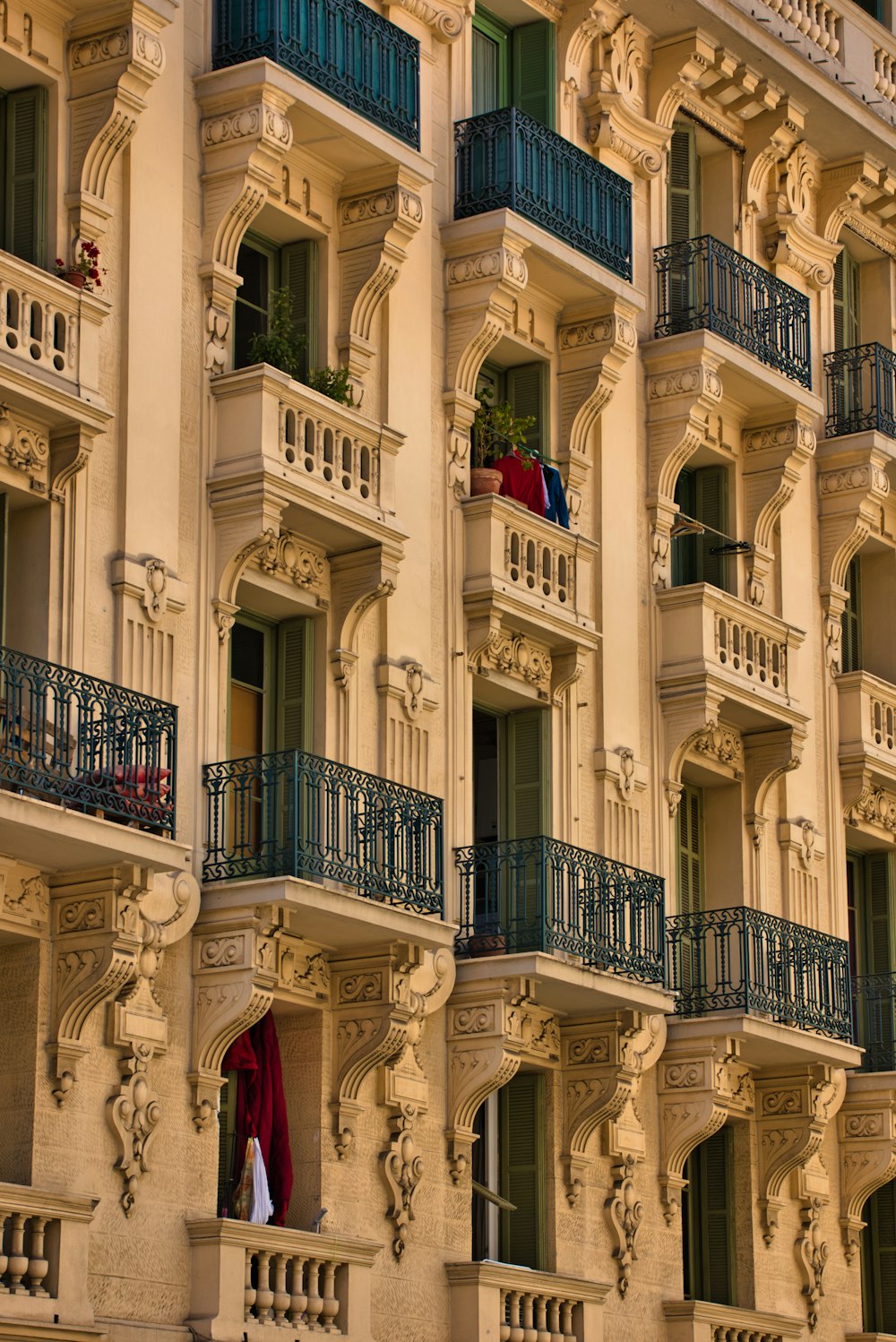 ein hohes Gebäude mit Balkonen und Balkonen auf den Balkonen