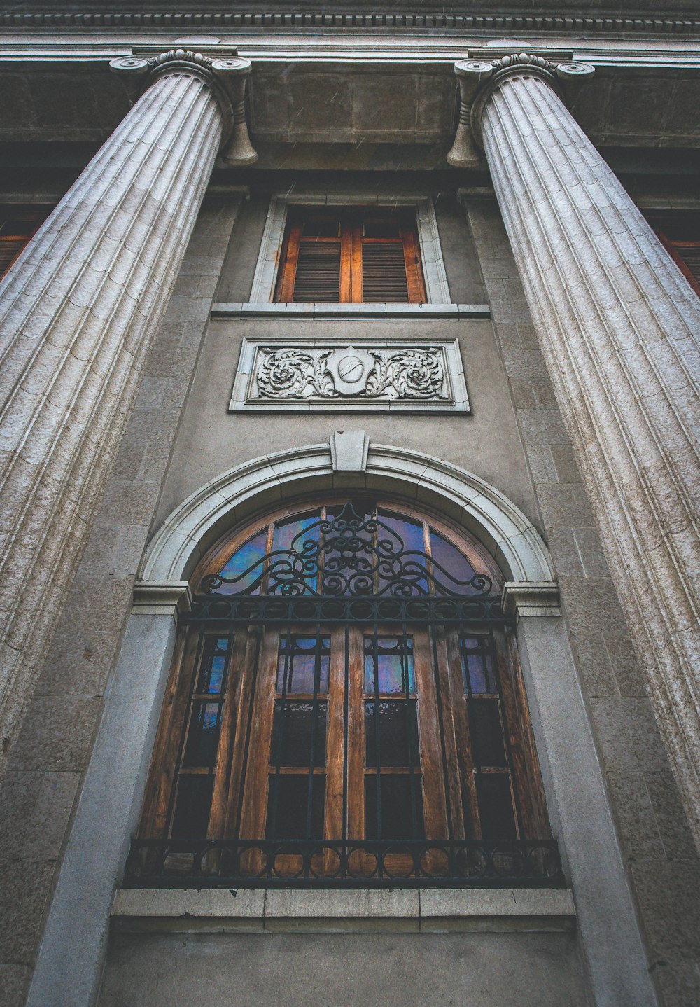 edificio in cemento grigio durante il giorno