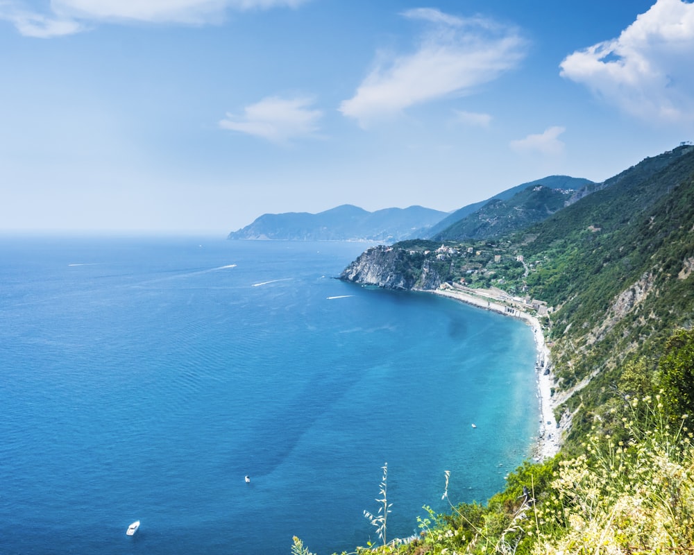 Formazione rocciosa vicino all'oceano