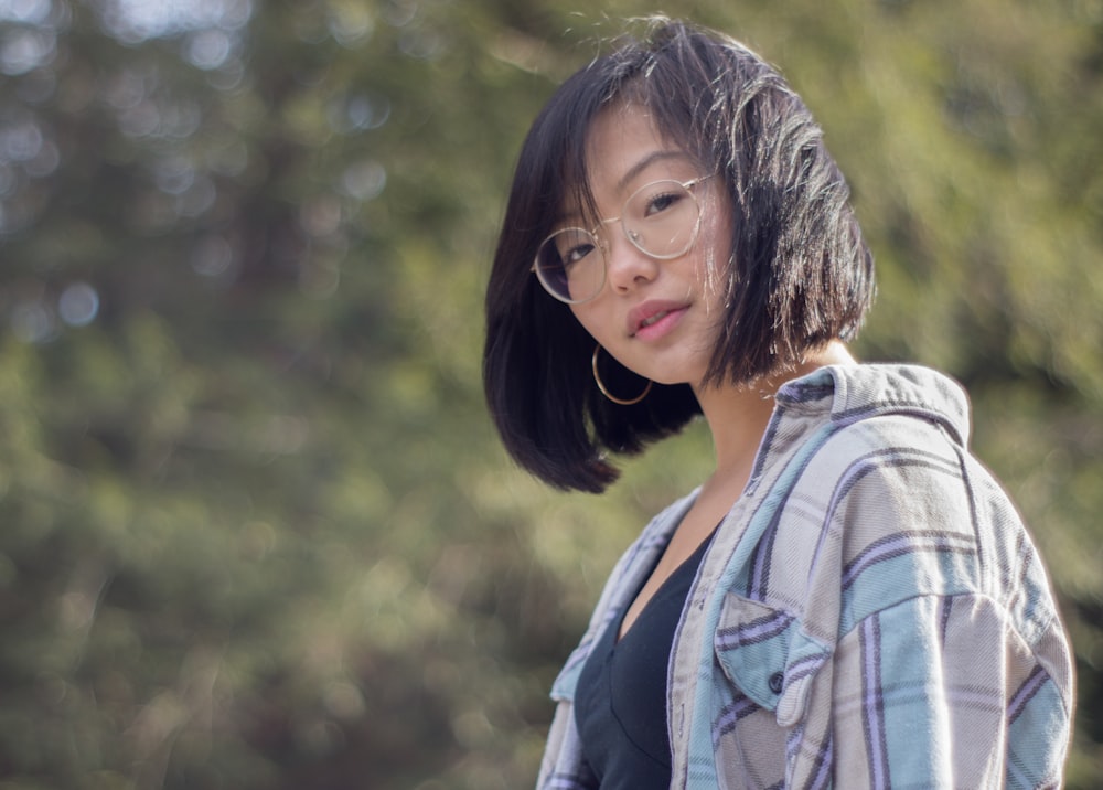 bokeh fotografia da mulher com cabelo preto liso curto