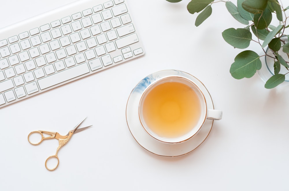 tasse en céramique blanche sur soucoupe