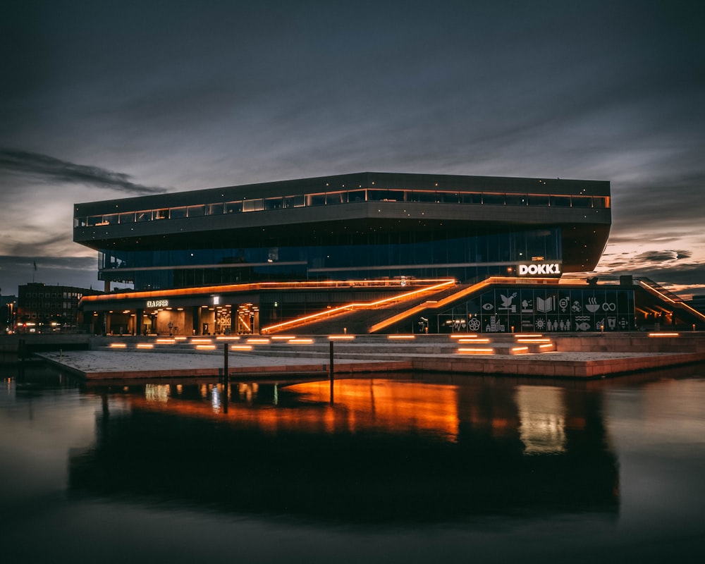 Bâtiment gris sous ciel gris