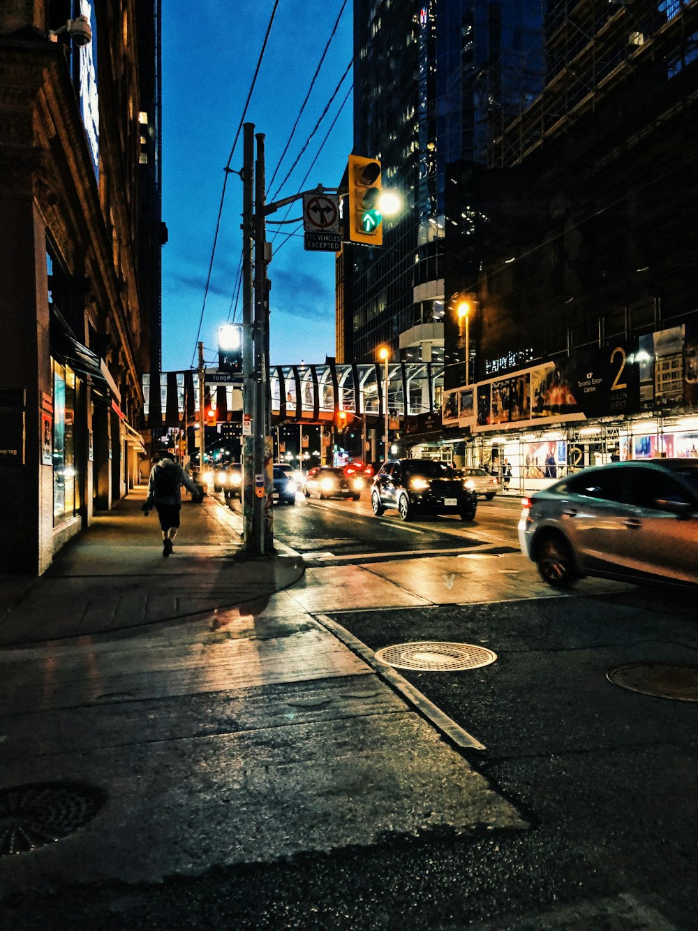 Vehículos que pasan por la concurrida calle de la ciudad durante la noche