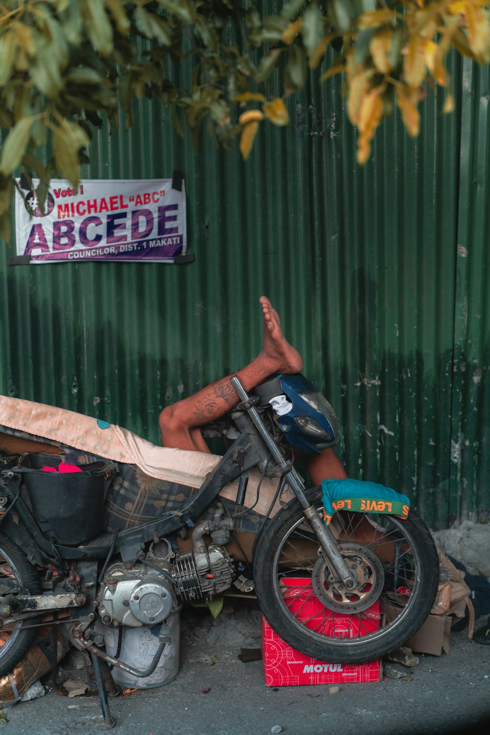 black motorcycle near fence