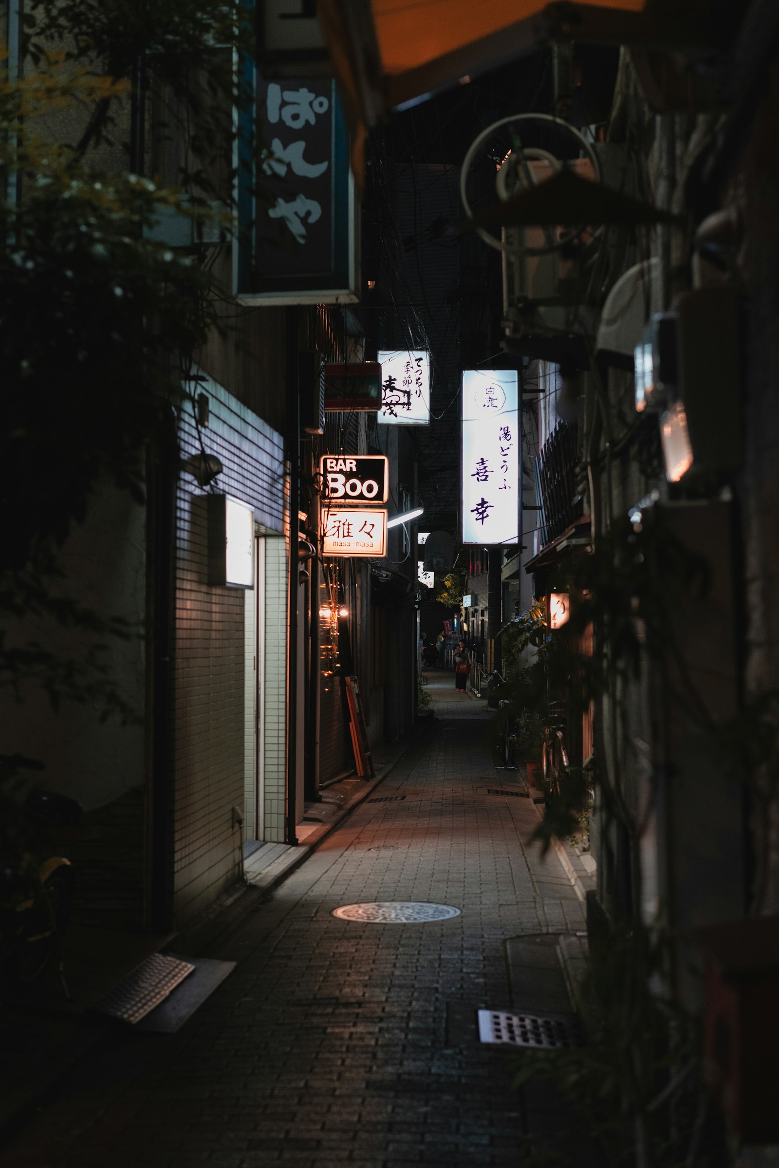 Sony a7R III + Sony Sonnar T* FE 55mm F1.8 ZA sample photo. Empty road between buildings photography