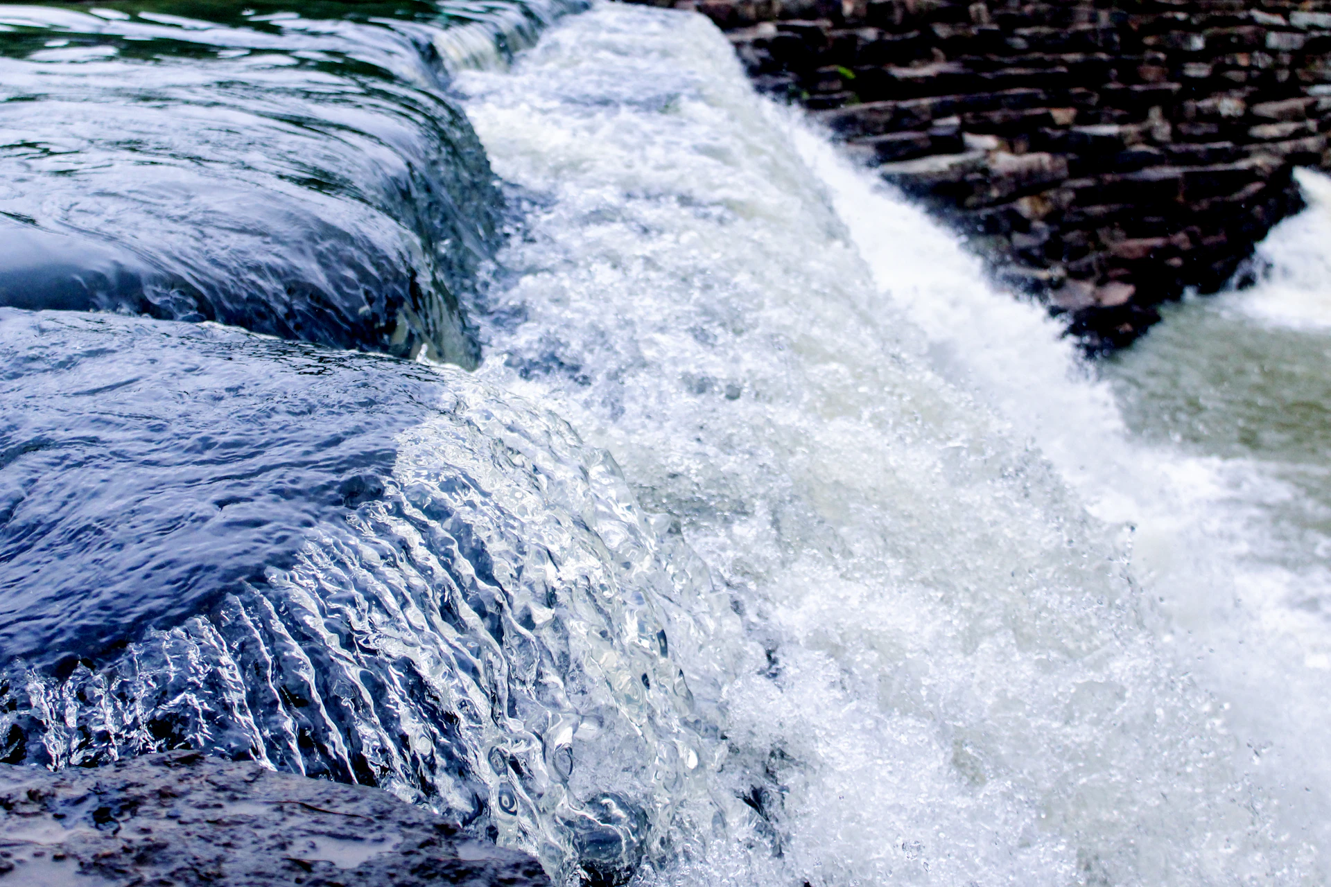 water flowing during daytime