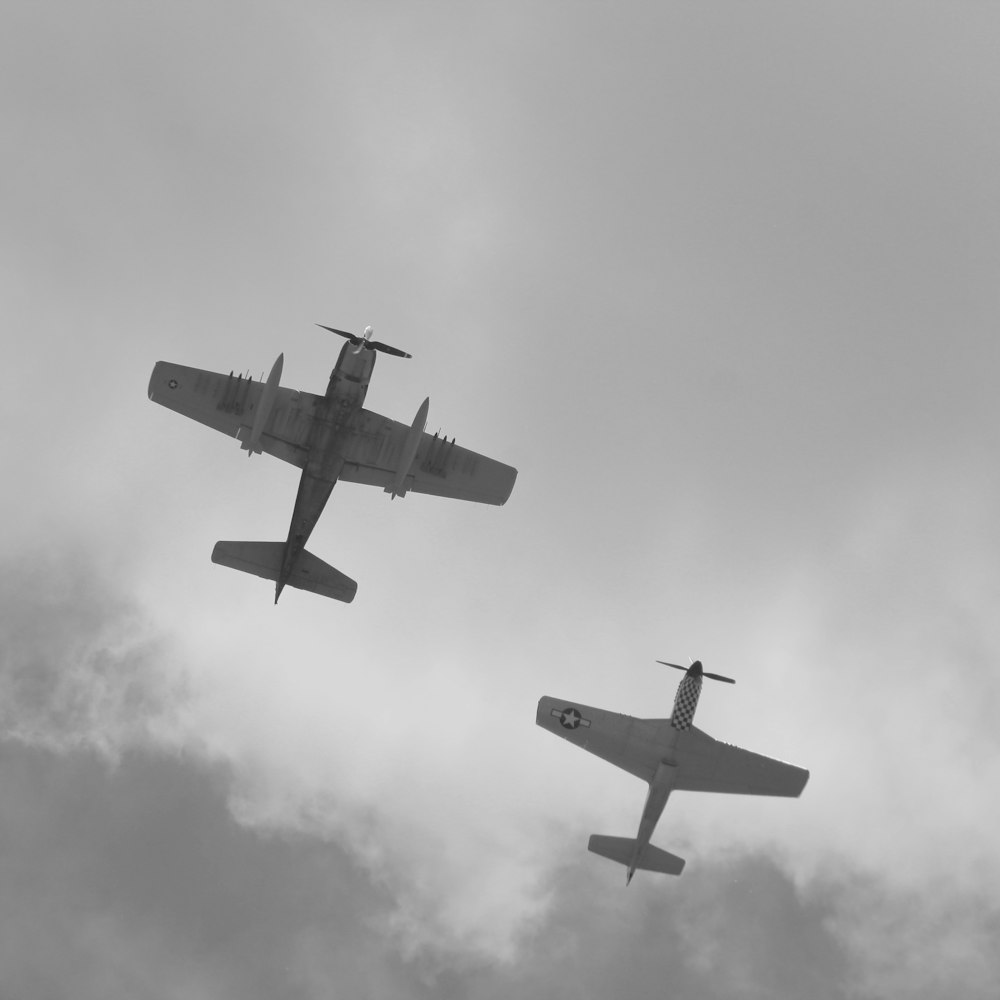 Foto de ángulo bajo de dos aviones