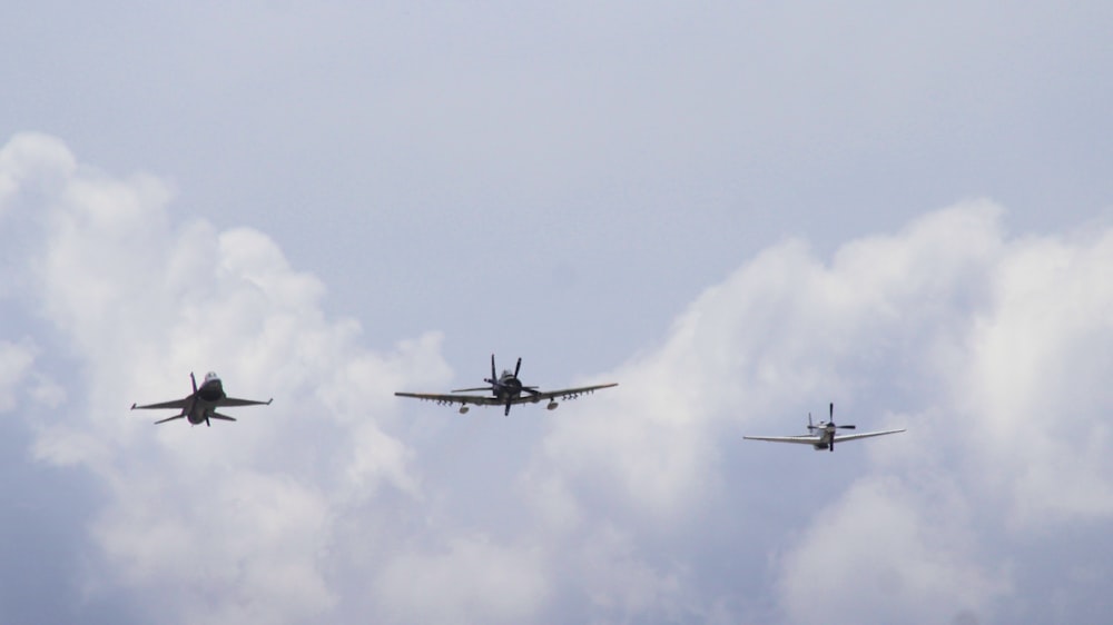 Tres aviones volando en el cielo