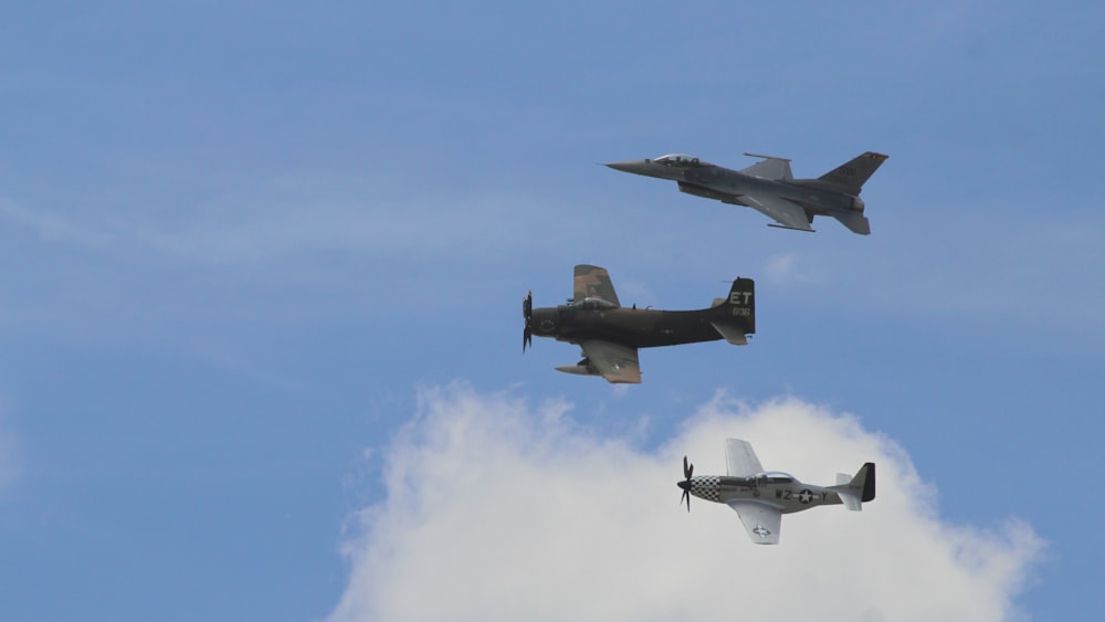 Trois avions dans le ciel