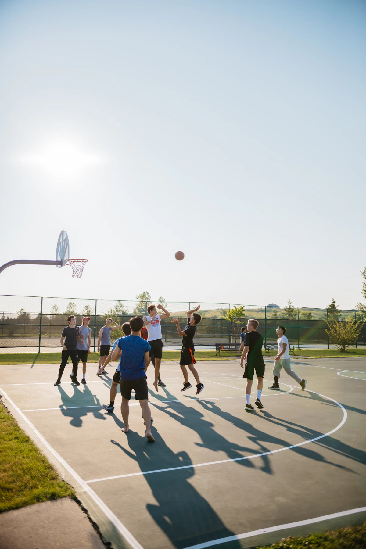 Multifunkční sportovní hřiště s basketbalovým košem