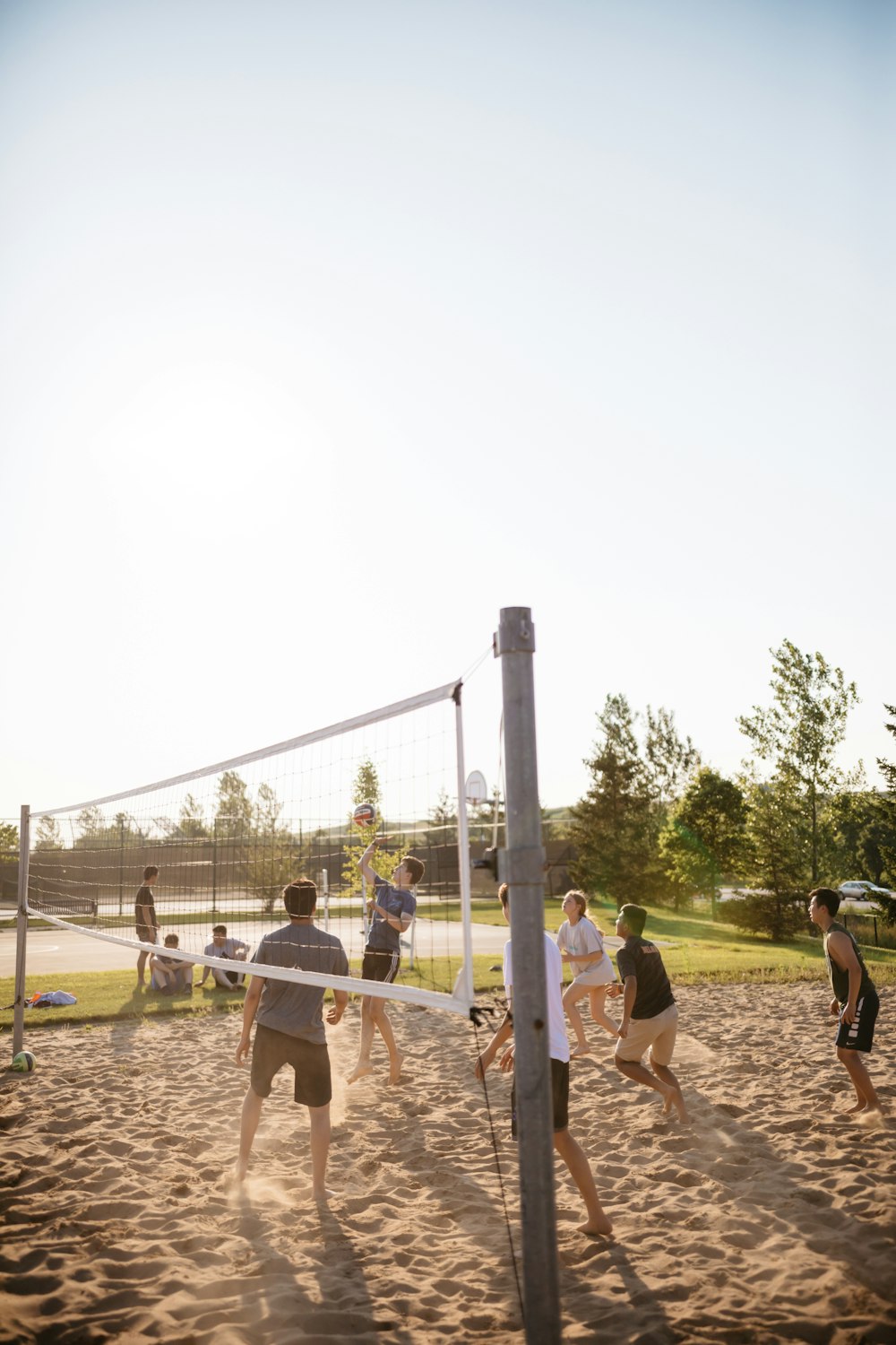 Menschen, die Volleyball spielen