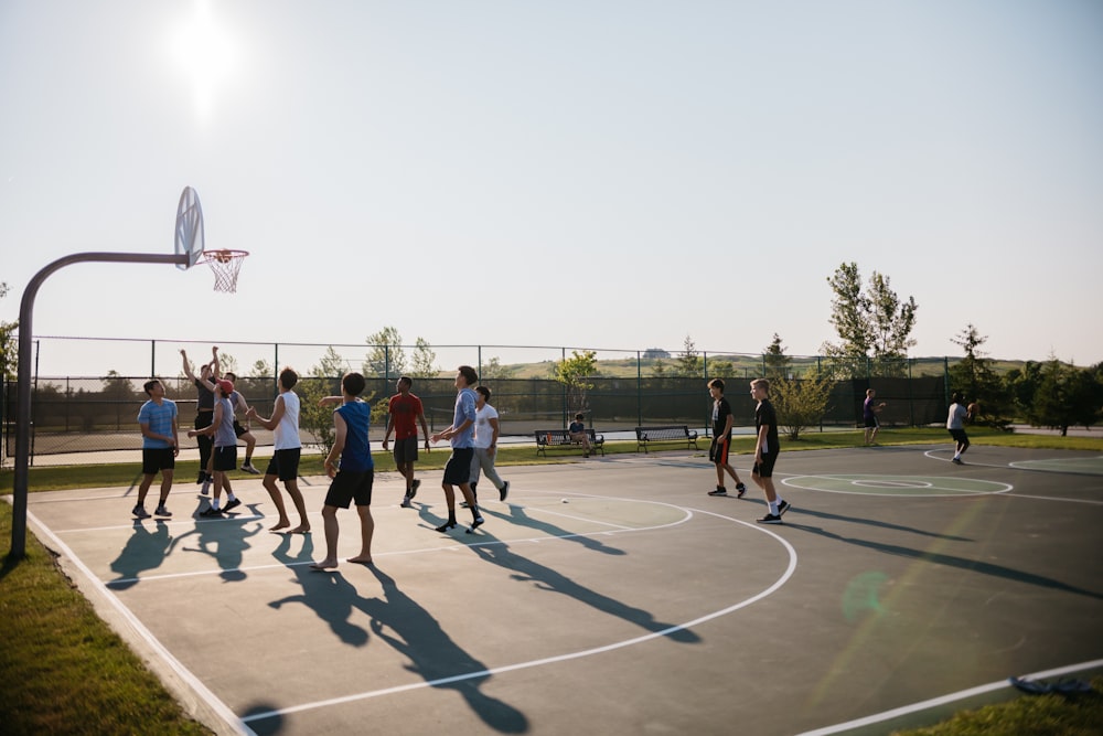 persone che giocano a basket all'aperto durante il giorno