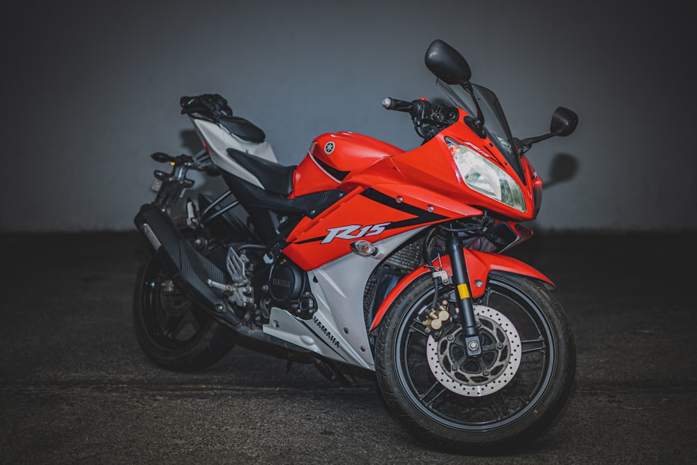 빨간색과 검은색 Yamaha R15 스포츠 오토바이