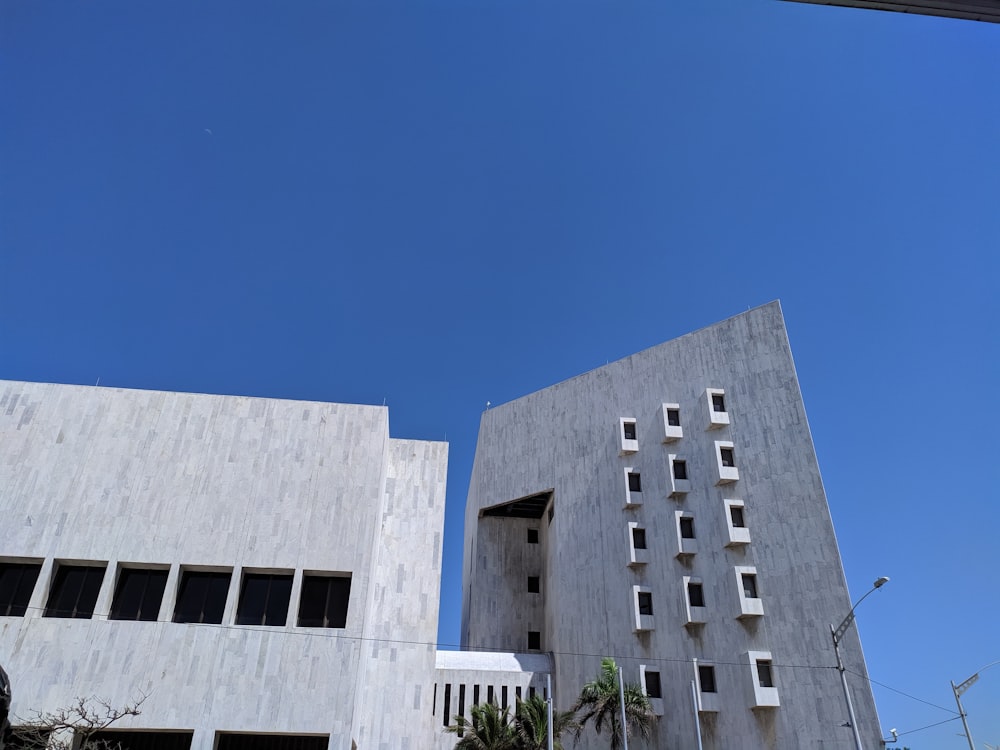 bâtiment en béton blanc pendant la journée