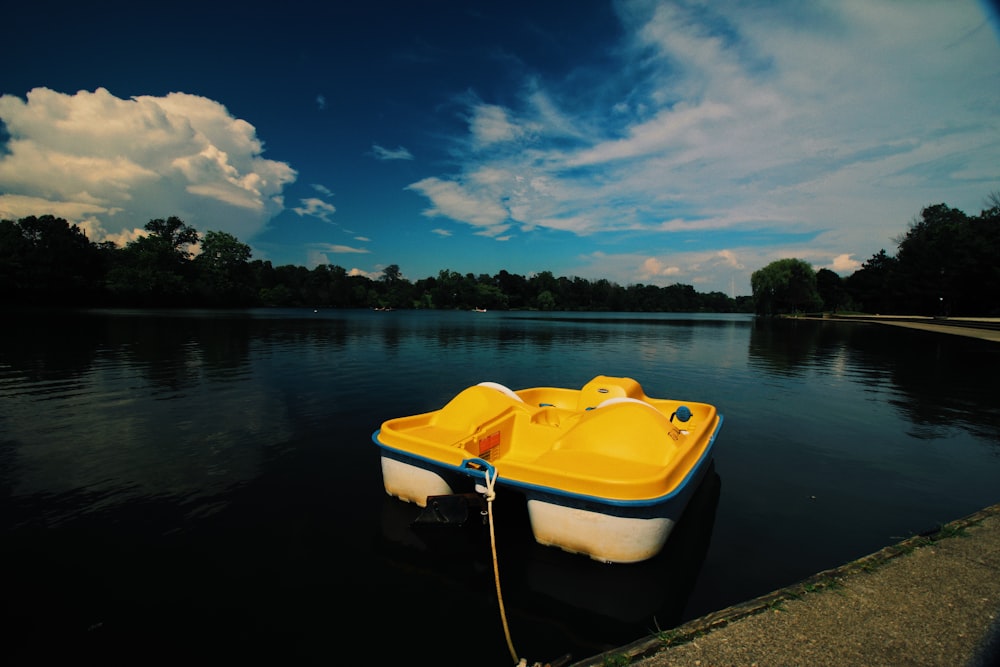 gelb-weißes Tretboot unter strahlend blauem Himmel