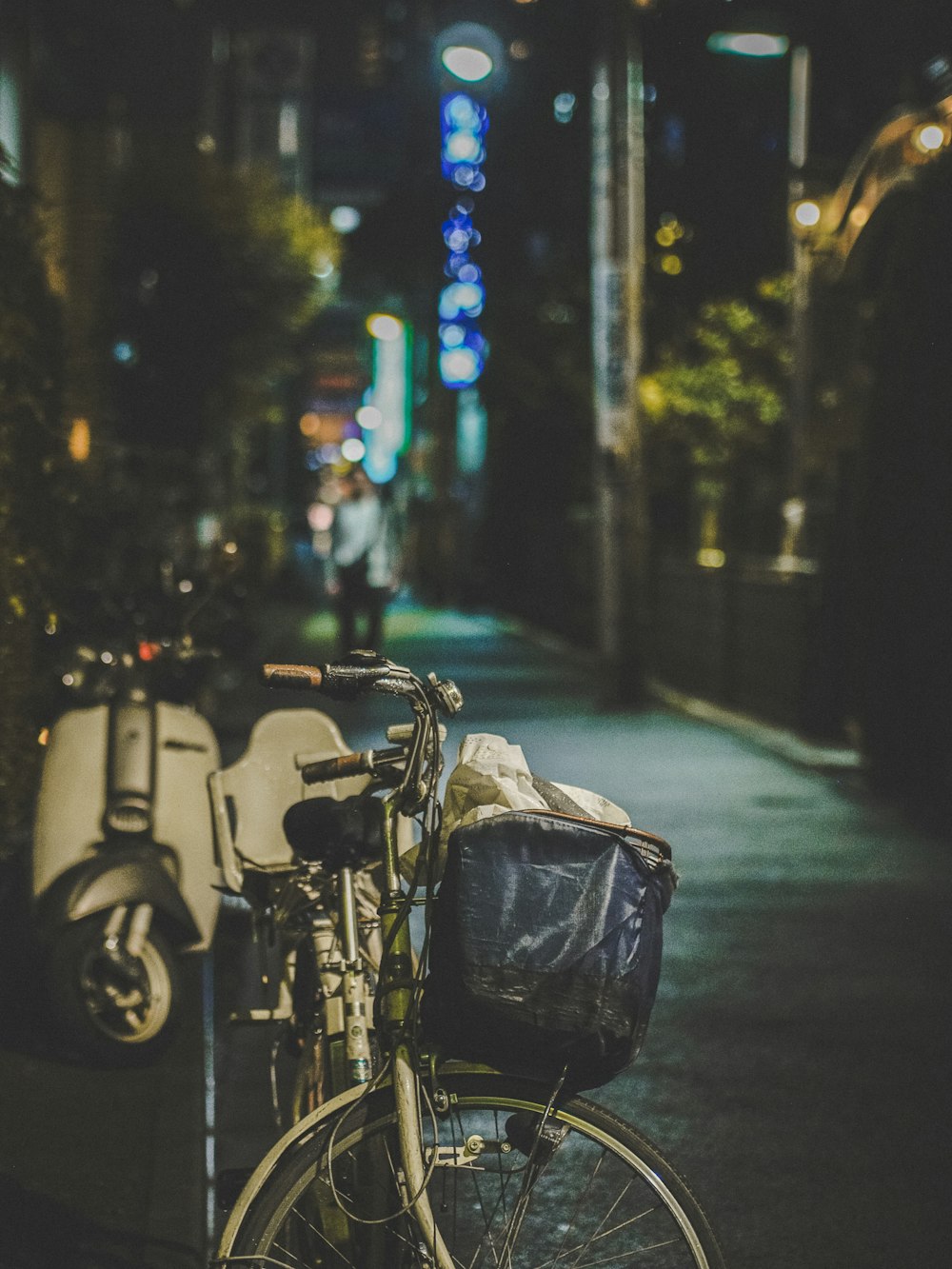 grey commuter bike