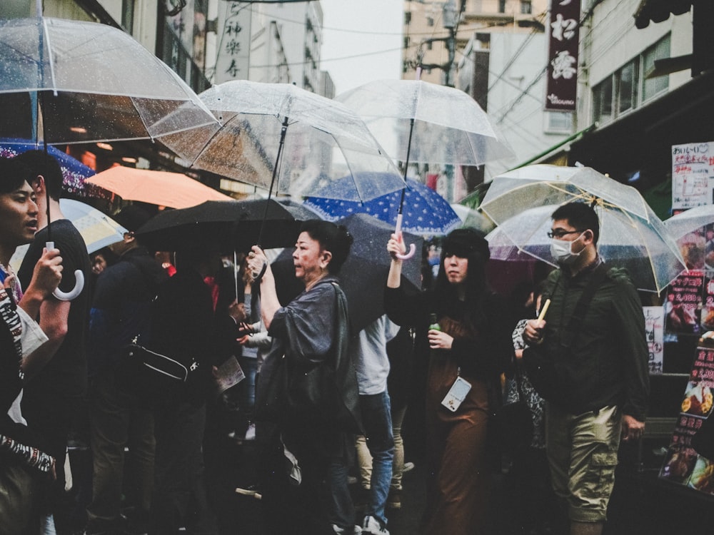 Menschen, die Regenschirme halten