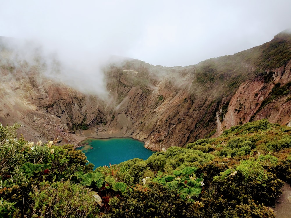 昼間の山の中心にある湖