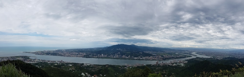 Vista aérea del cuerpo de agua que rodea el área terrestre