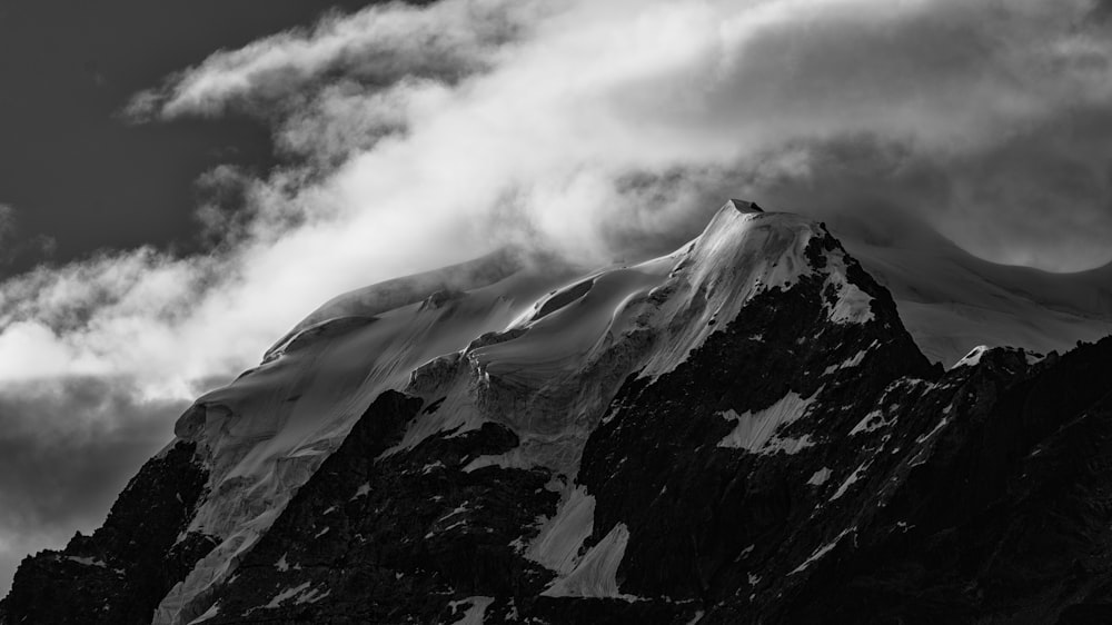 Graustufenfotografie von Bergen