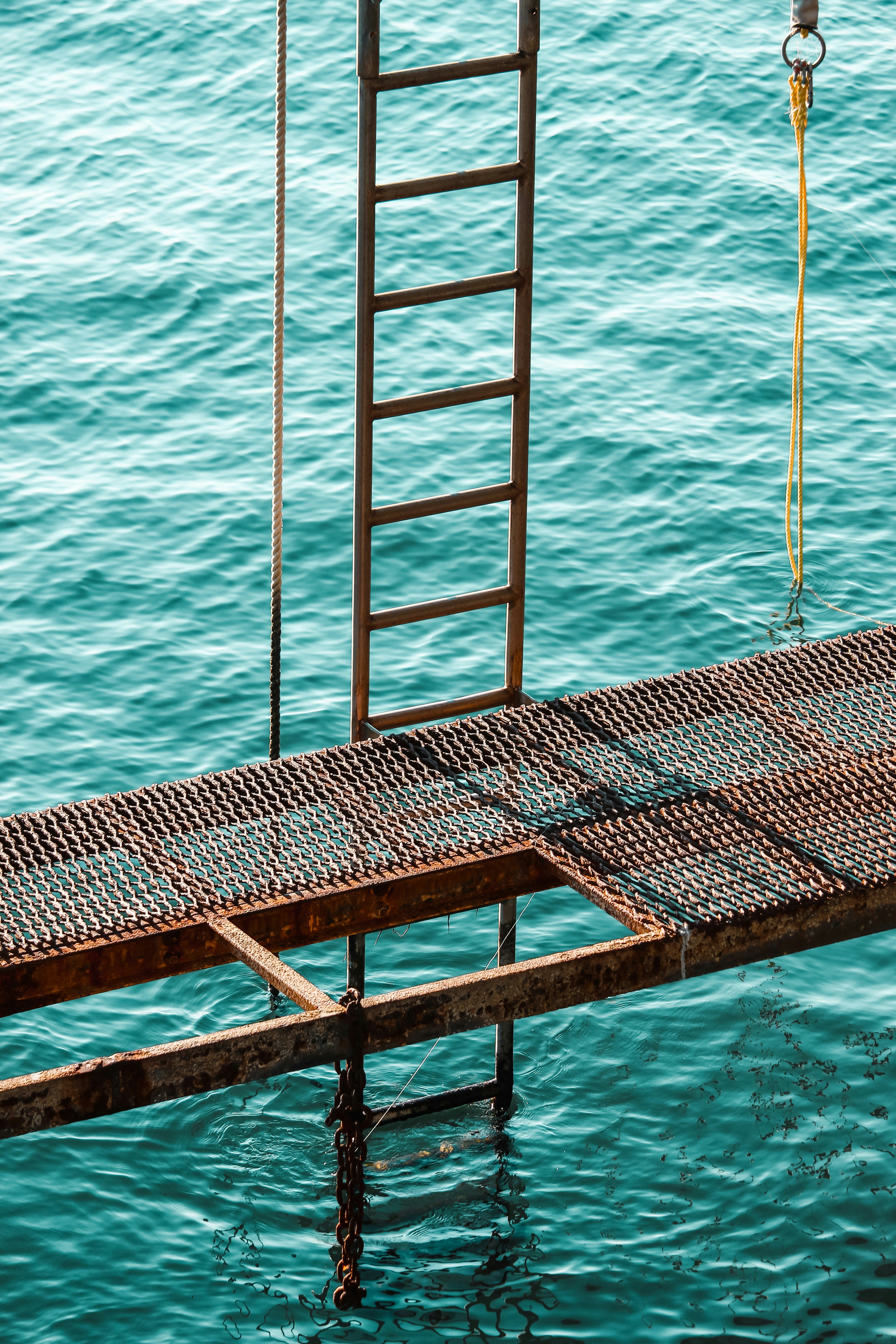 graue Metallleiter auf Gewässer