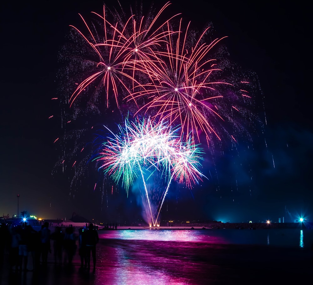 Gente viendo fuegos artificiales