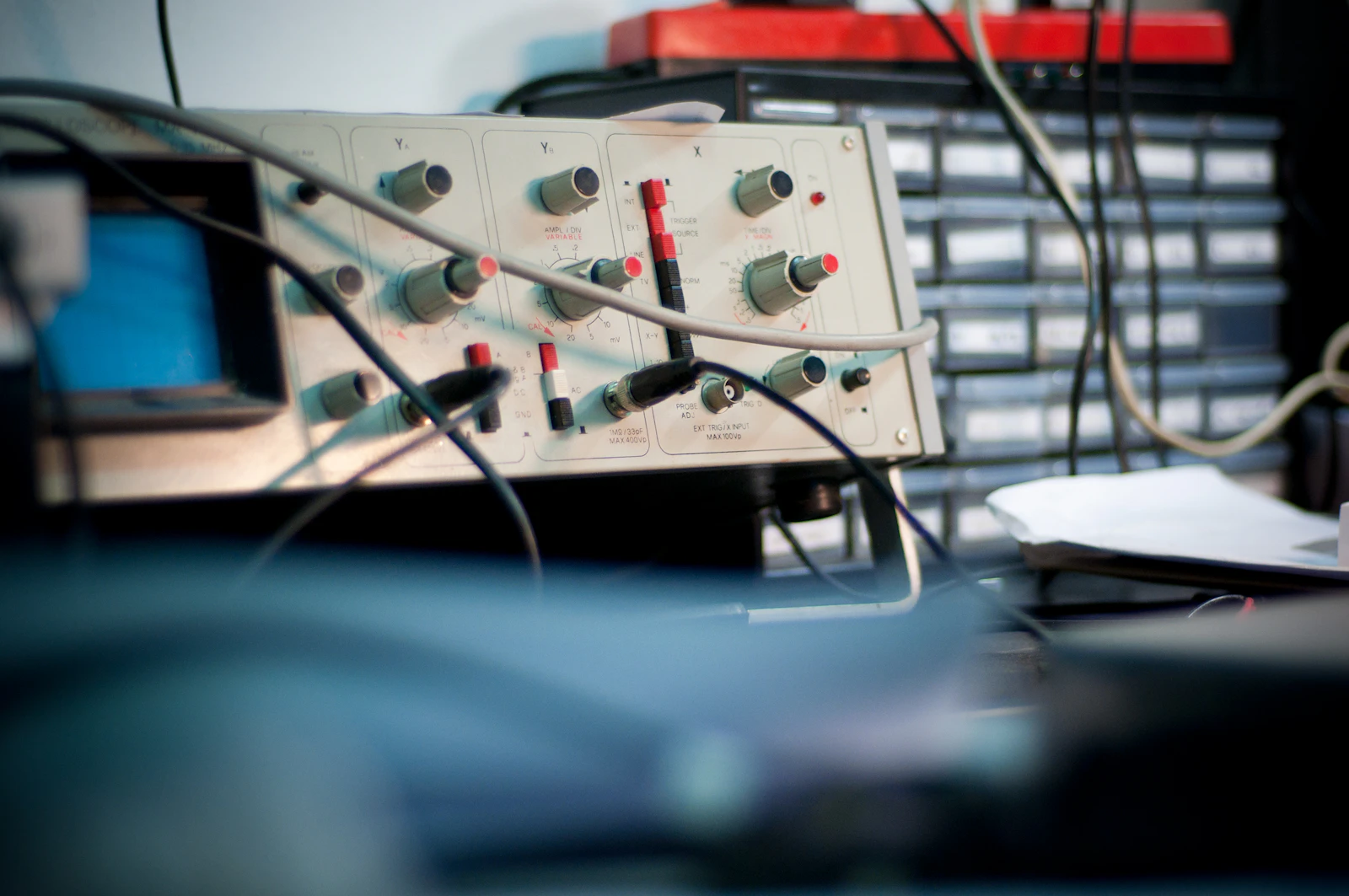 Plan de travail avec plusieurs appareils électroniques