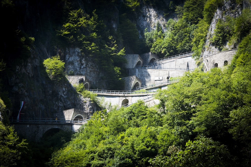 Ponts en béton à côté de la falaise