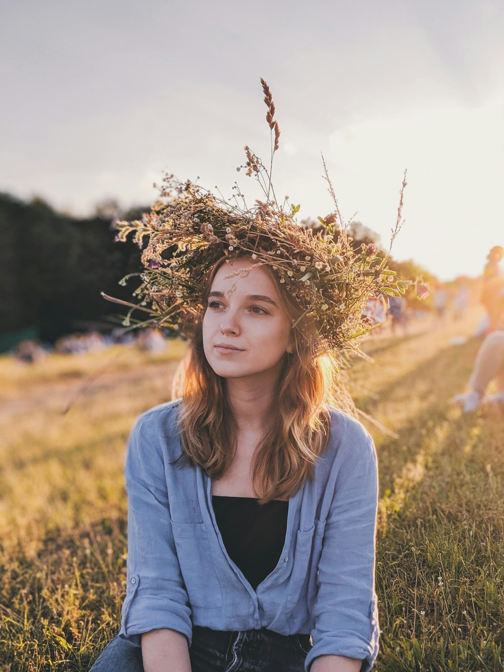 femme assise sur l’herbe