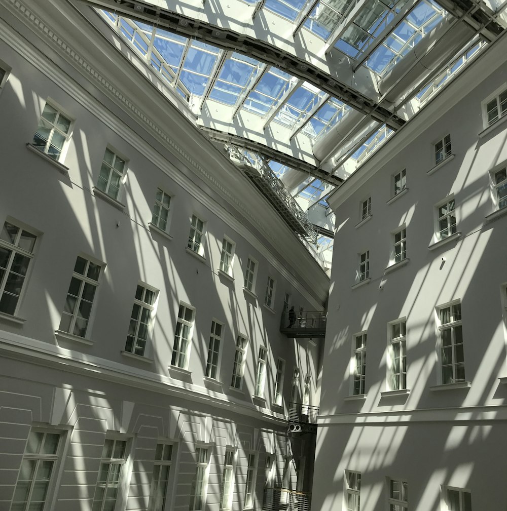 bâtiment en béton blanc pendant la journée