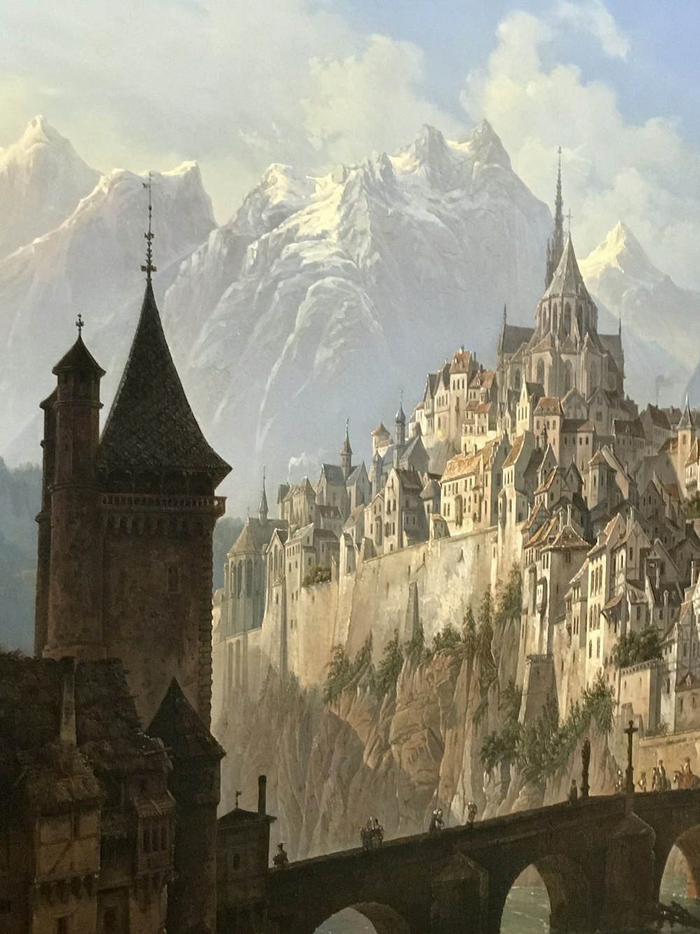 Braunes und graues Schloss in der Nähe des Berges