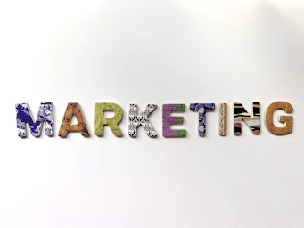 Composión colorida de la palabra marketing