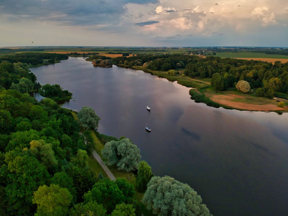 due barche che viaggiano sul fiume durante il giorno