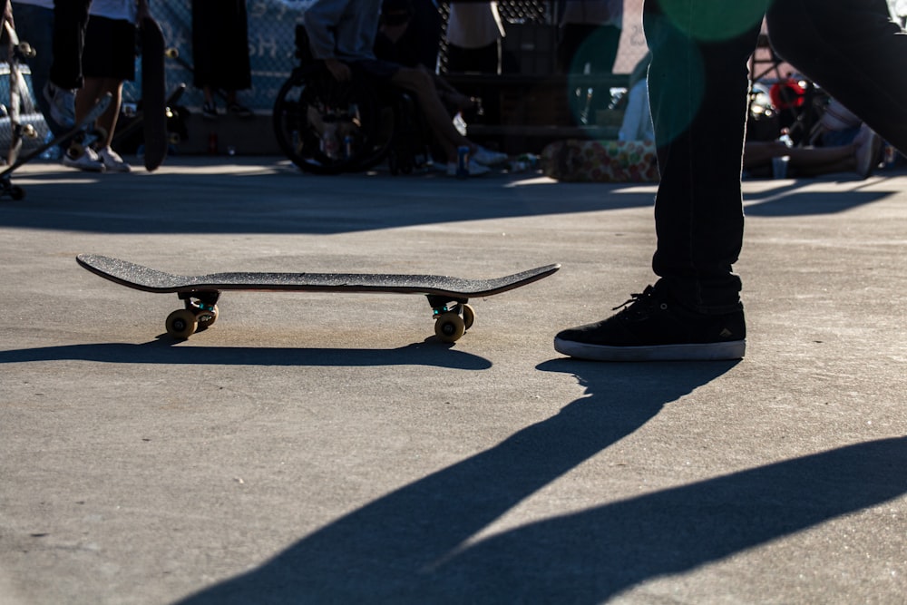 Person, die vor dem Skateboard steht