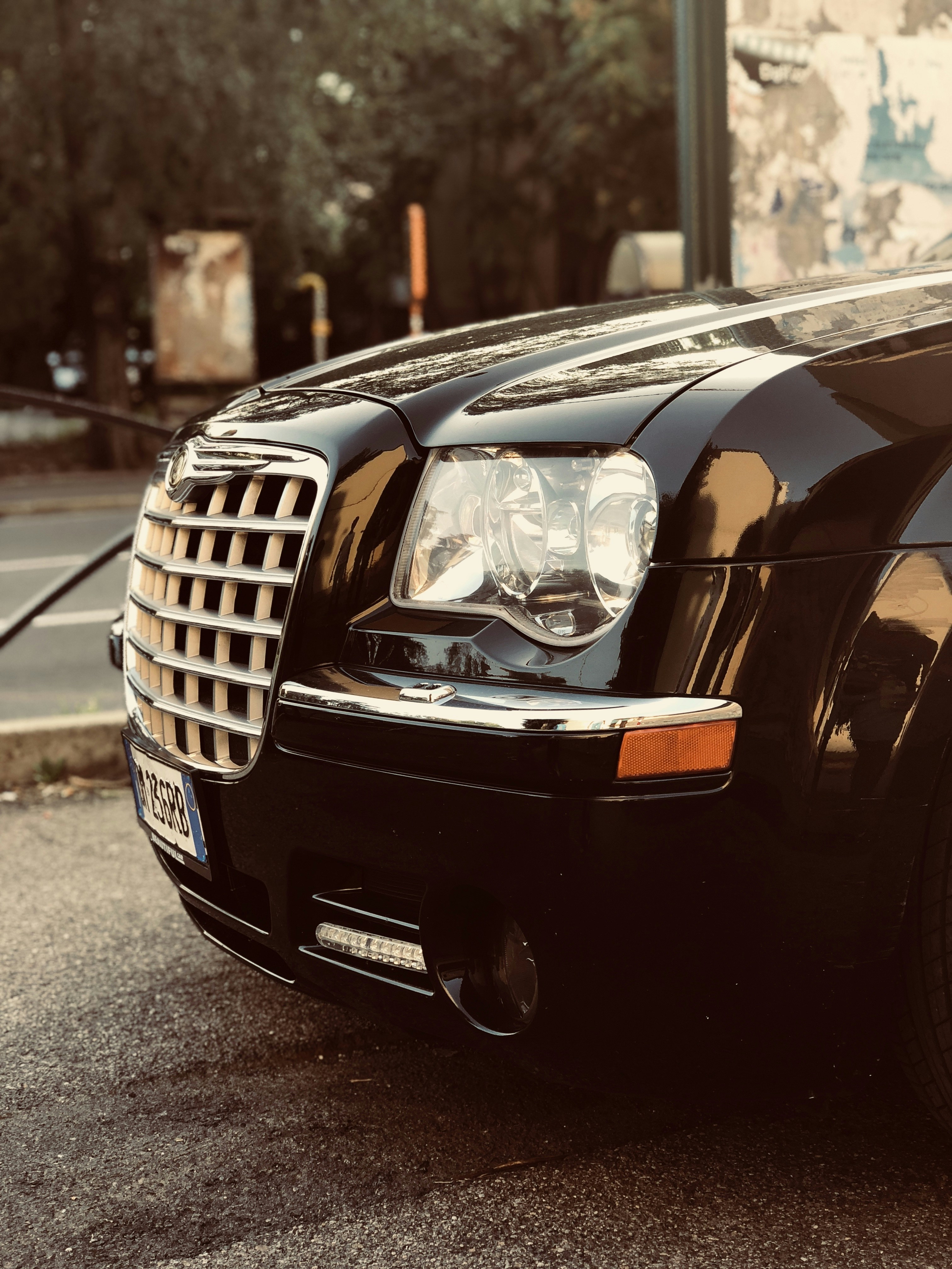 mobil hitam