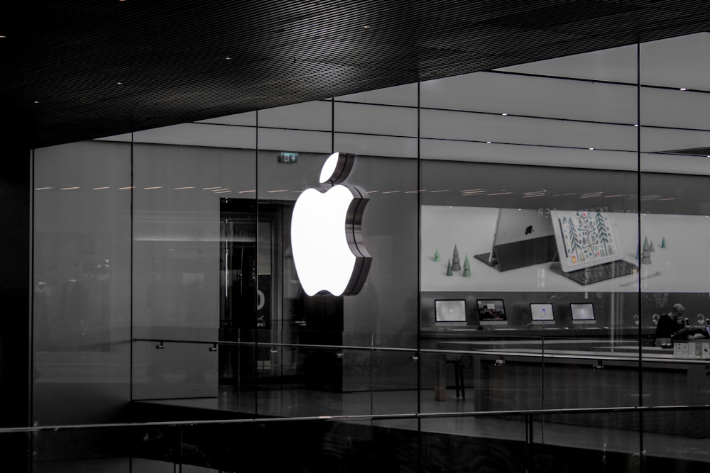Graustufenfoto des Apple-Emblems