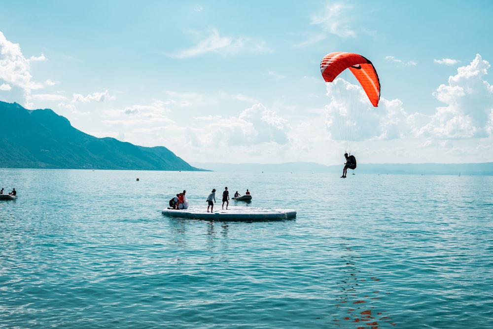 personne faisant du parapente pendant la journée