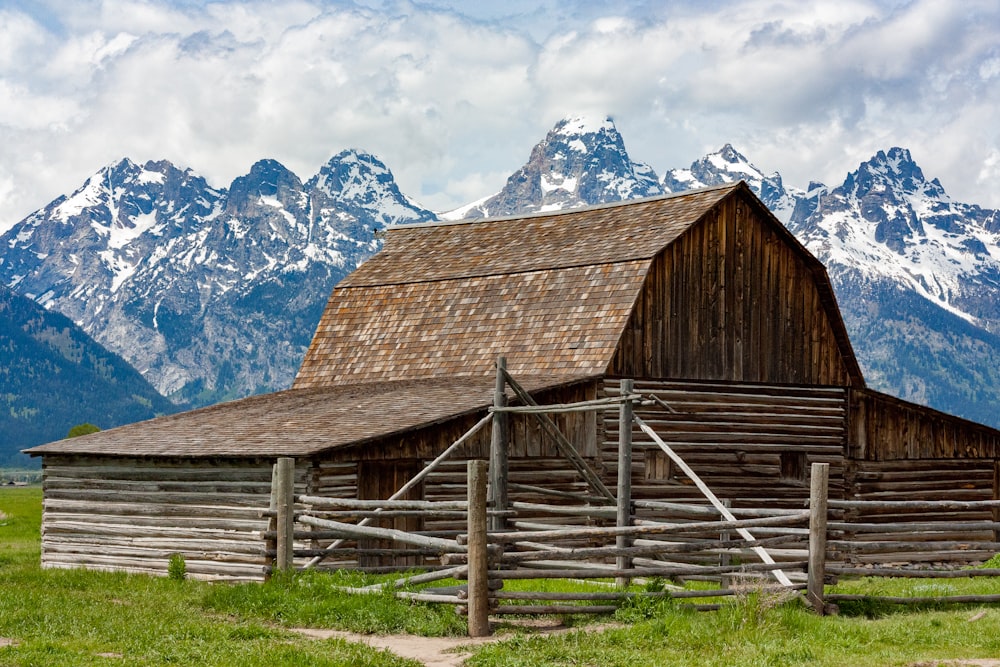 Casa de madera marrón