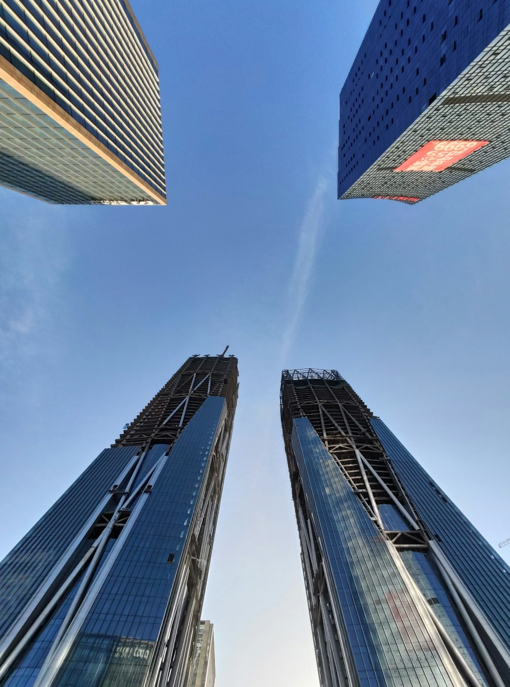 회색 고층 건물