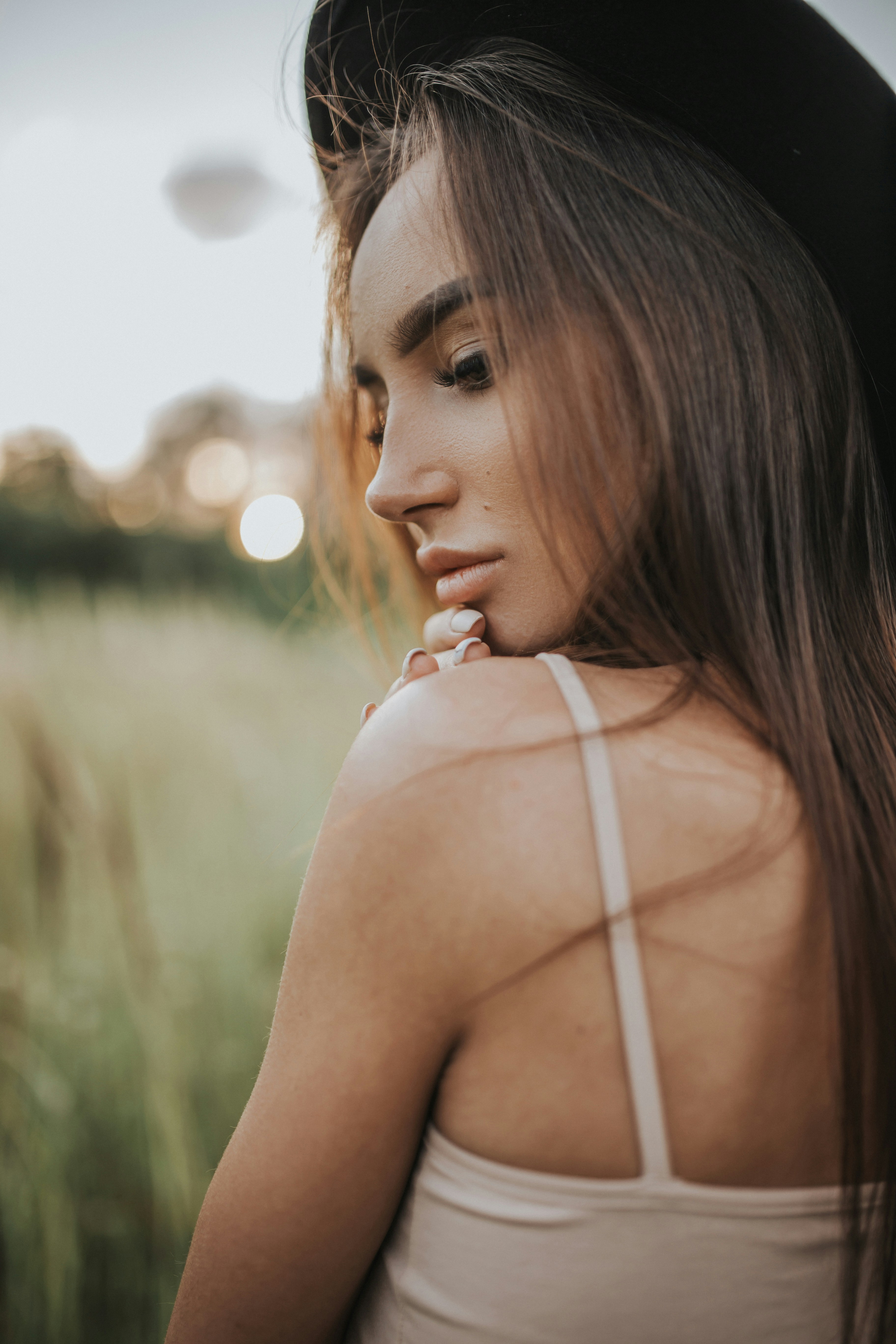 屋外で横向きの見知らぬ人の写真 Unsplashで見つける肖像画の無料写真