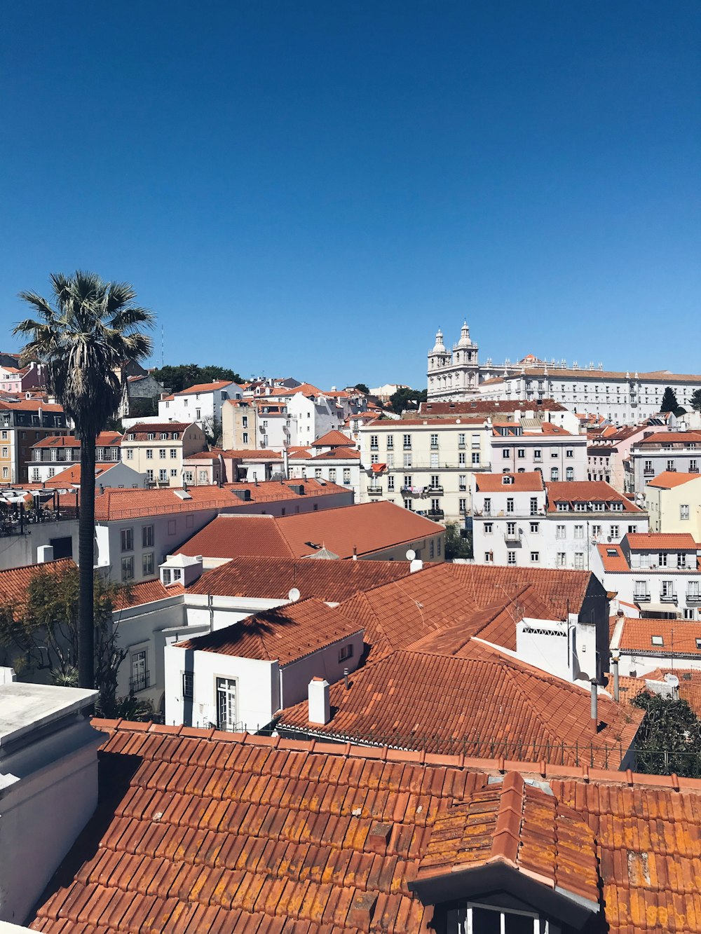 Photographie aérienne d’un bâtiment brun et blanc