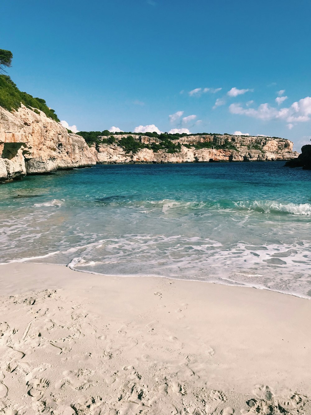 Blick auf den weißen Sandstrand