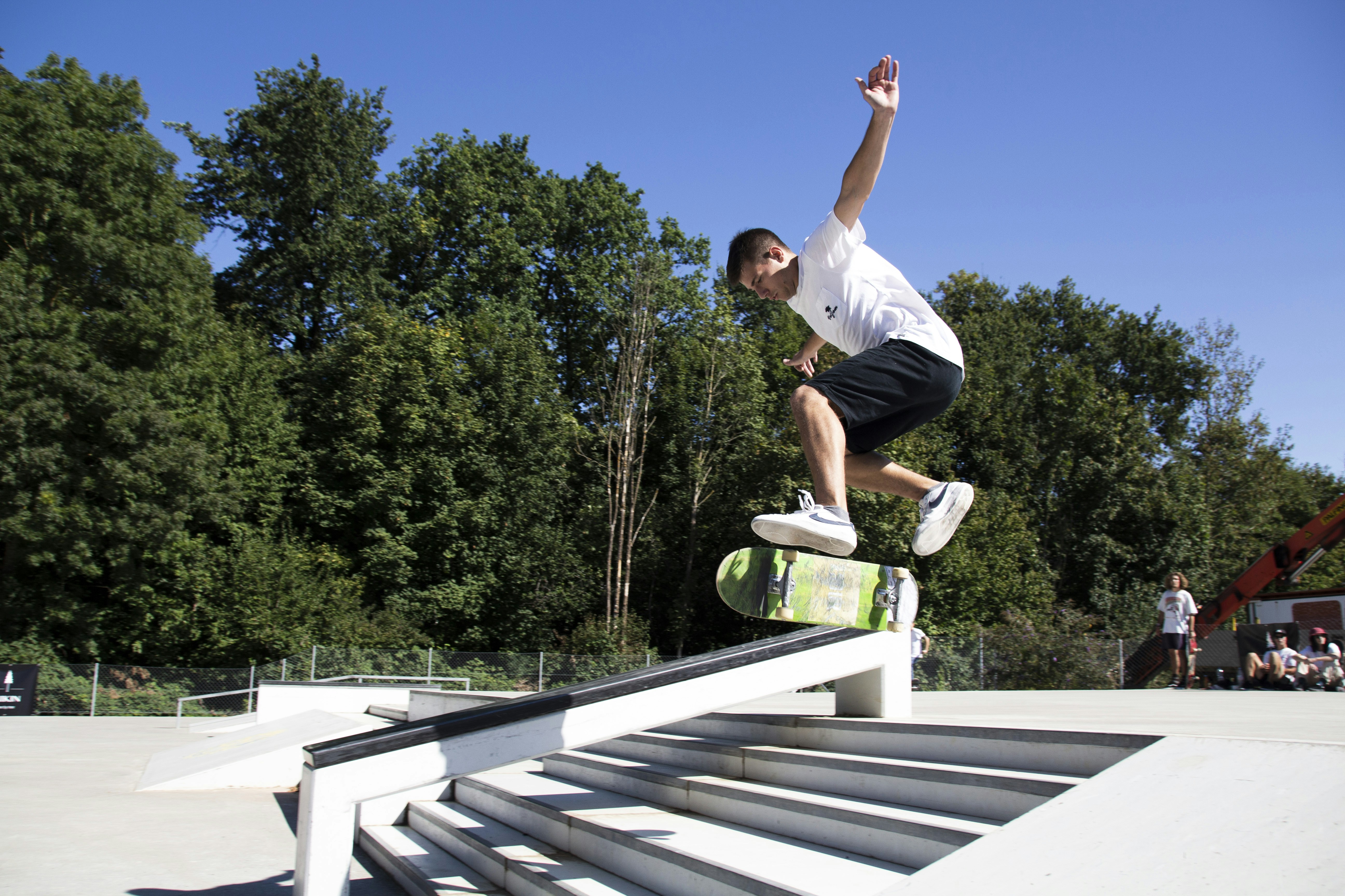 昼間にスケートボードに乗る男性